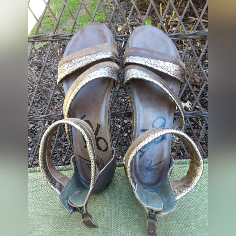 OTBT Souvenir Comfort Leather Metallic Flat Sandal Size 9 M.